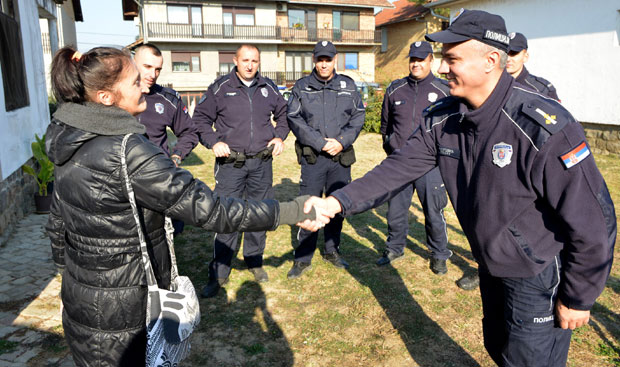 ХУМАНИ ПОЛИЦАЈЦИ ПОМОГЛИ САМОХРАНОЈ МАЈЦИ: Зиму дочекују у топлом